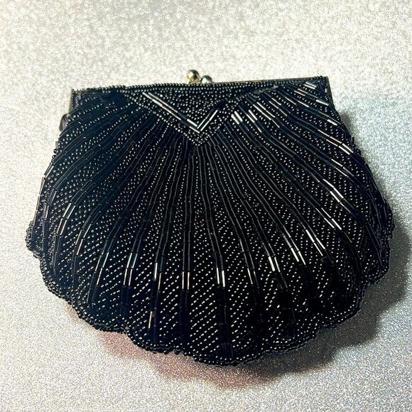 Beautiful Vintage Clam Shell Beaded Bag with Silver Chain. P20 - Picture 1 of 5